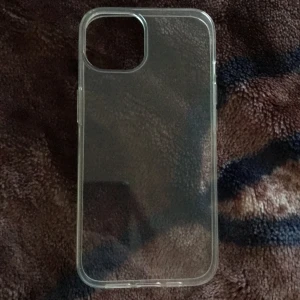 iPhone 13 skal - Säljer en genomskinlig iPhone 13 skal som jag aldrig använt. Skalet är köpt på Elgiganten och jag säljer för 40kr