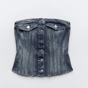 Zara jeans topp  - Säljer min korsett/jeanstopp från zara! Helt i nyskick och endast använd en gång sedan inköp. Nypris 329kr