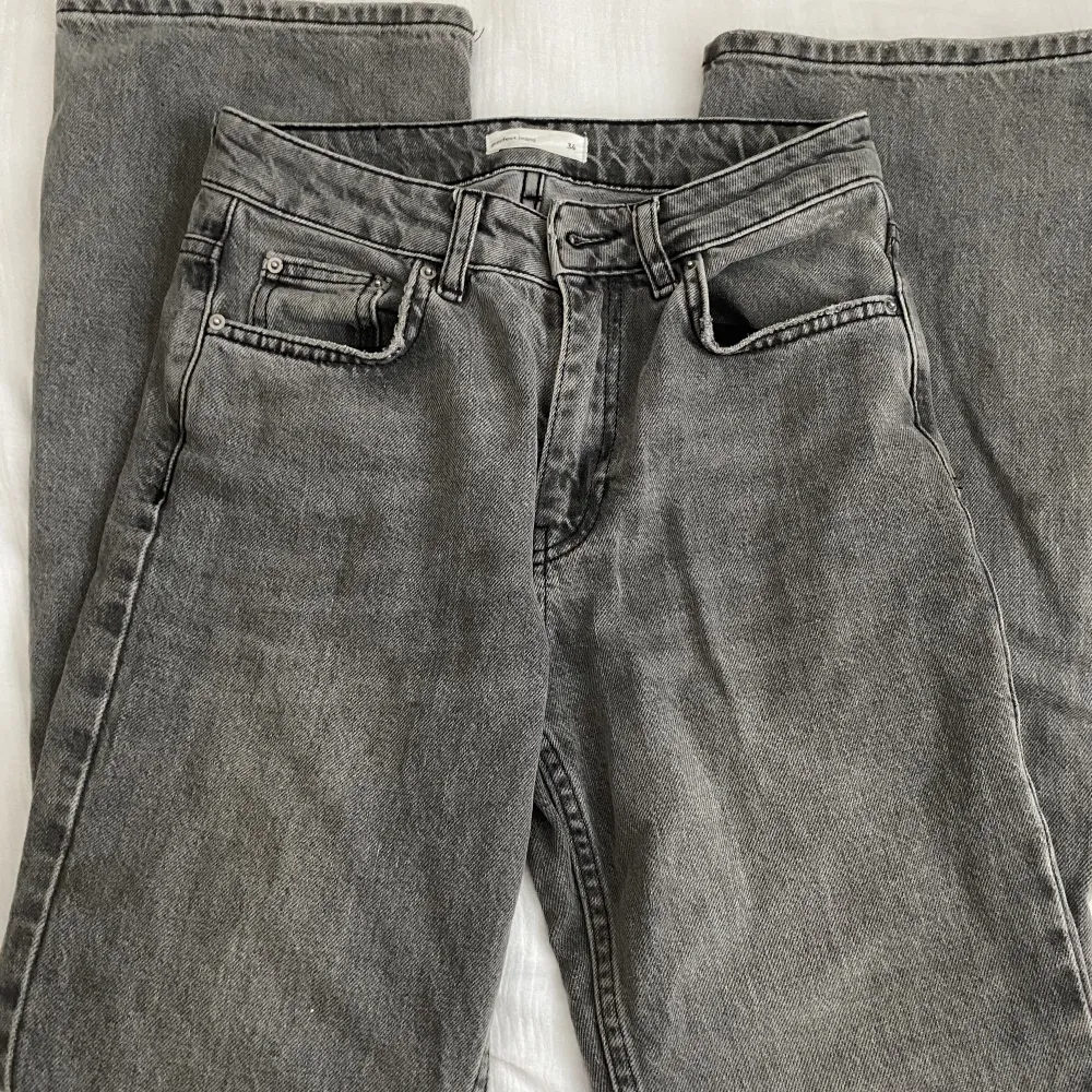 Hej! Jag säljer mina grå Gina jeans. Dom är i storlek 34 men är för korta för mig som är 1,68🫶🏼men dom är i väldigt bra skick och är använda två ggr, jättefina att ha i höst🤍. Jeans & Byxor.