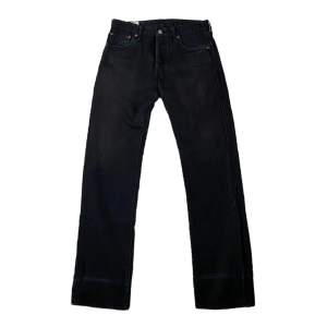 Storlek: W30 L32. Jeansen är väl använda och är urtvättade med märken då jag vikt in byxorna. Med en omfärgning blir de som nya 😁vid funderingar angående passform kom pm👍🏼