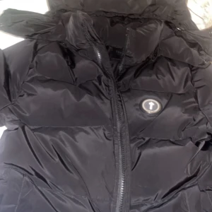 Trapstar jacka - En helt ny trapstar i storlek M. Den är oanvänd. man kan ta bort luvan och göra jackan mindre/större anledningen för att sälja är att den är för stor för mig. Kom privat för flera bilder och diskussion om pris