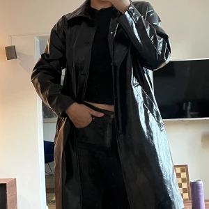 Weekday Kappa - Weekday long latex jacket Size xs, oversized passar bra for s/m size 