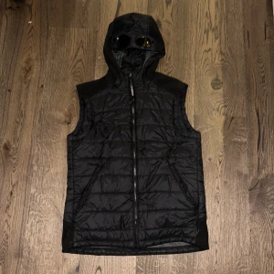 Cp Company Vest - Väldigt bra skick, knappt använd.  Pris kan diskuteras vid snabb affär!