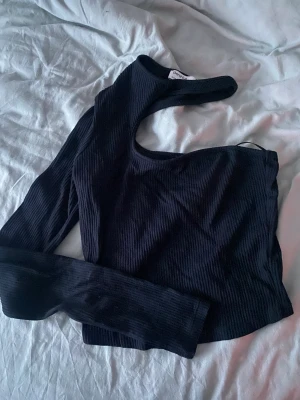 Fest topp - Snygg fest topp, funkar till skolan. Från Bershka💖S, 90kr