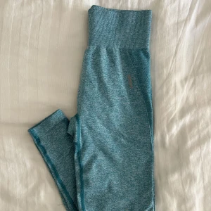 Gymshark tights  - Supermjuka blåa tights från gymshark!  Stämmer överens med modellen på storleken M, sitter superskönt! Är 1.69😊 Använda ett antal gånger. 