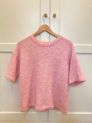 Stickad tröja trekvartsärmad - Stickad trekvartsärmad tröja i rosa, så fin!