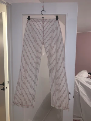 Lågmidjade randiga kostymbyxor. Från Miss Sixty  - Vit/ rödrandiga kostymbyxor från miss sixty. Supersnygga men för små för mig så har ingen bild hur dom ser ut på🐙Strl S. Style Thierry