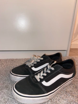 Skor  - Säljer mina vans skor, använda ett par gånger men har 2 hål på sidorna som jag har sytt igen, men man kan säkert sy om bättre! Bild på defekterna finns på bild 3! Vid frågor ellet önskan på fler kort tveka inte med att höra av er!🥰 Nypris: 499