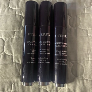 Foundation By Terry  - Foundation By Terry färgen rosy beige. Nypris.ca 600kr. Säljer 1 för 100 alla tre för 250