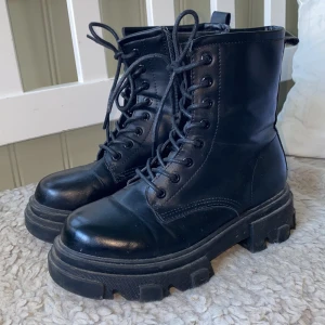 Svarta fodrade skor - Knappt använt. Är inte riktigt min stil💓 