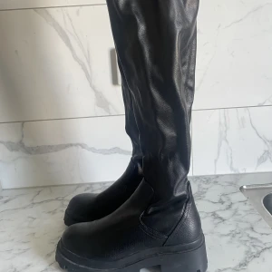 Over the knee boots - Over the knee boots i läder imitation. Dom håller värmen riktigt bra samt att den sitter upp där dom ska utan att åka ner.  I mycket bra skick! 