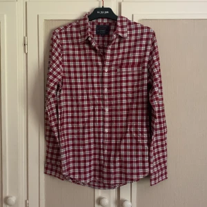 Rutiga skjortor - Säljer dessa skjortor då de är helt oanvända och bara ligger i byrån.  60kr/st och 100kr för båda två! Regular fit, Nypris: 199kr/st