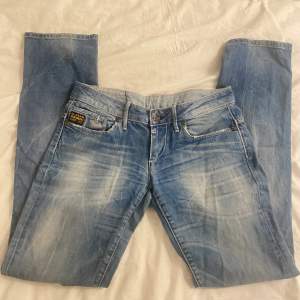 Skitsnygga, vintage, lågmidjade, slitna jeans från G-star! Lite slimfit men hur snygga som helst!👌🏼midja:40 innerben: 84