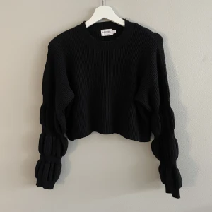 Tröja  - Superfin lite kortare stickad tröja från misslisibells kollektion med nakd 