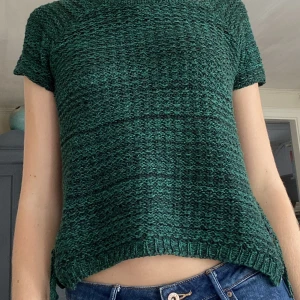 Stickad T-shirt  - Jättefin grön stickad T-shirt, detaljer på sidan🥰❤️skriv för fler bilder eller frågor