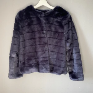 Pälsjacka/kofta - Superfint skick, inga tecken på användning! Finns knappar så den går att stänga🌸