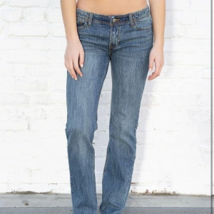 Lågmidjade jeans - Säljer dessa så snygga brandy jeans! Har inga märkbara defekter men är uppsydda och innerbenslängden är ca 77cm😍🙌🏻