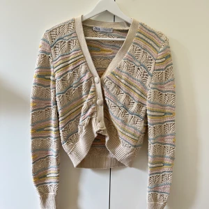 Stickad kofta - Kortare stickad kofta med långa ärmar ifrån zara. Har tyvärr aldrig blivit använd. Söt!