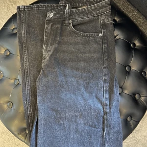 WEEKDAY JEANS RAY lågmidjade  - Säljer mina lågmidjade jeans från weekday som är ganska vida i benen men sitter väldigt fint 