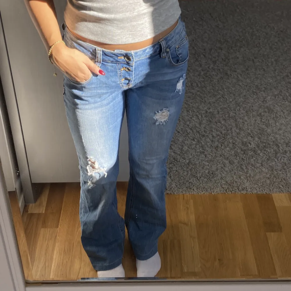 Super snygga lågmidjade bootcut jeans köpta secondhand. Innerbenslängden är 73,5 och midjemåttet är 37 cm 🫶🏼. Jeans & Byxor.