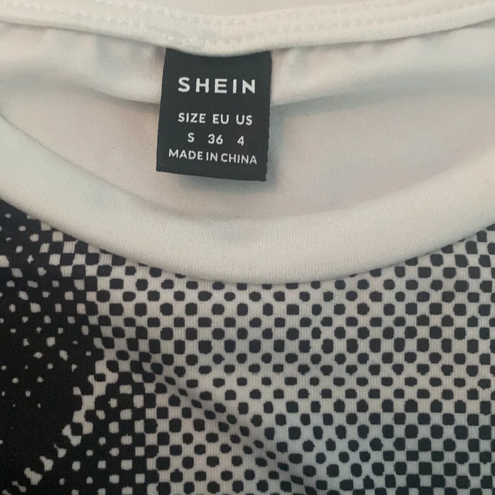 Den populära shein tröjan. Jätte skönt material. Säljer för det inte är min stil. Skriv vid frågor. Köparen står för frakten om inget annat står.. Toppar.