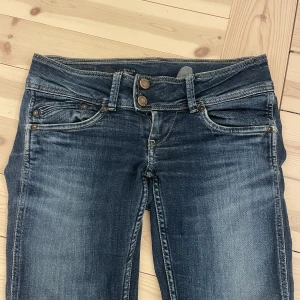 Pepe jeans  - Skit snygga pepe jeans! Lågmidjade bootcut. Innerbenslängden 87 cm och midjemåttet är 36 cm rakt över. 300kr + frakt