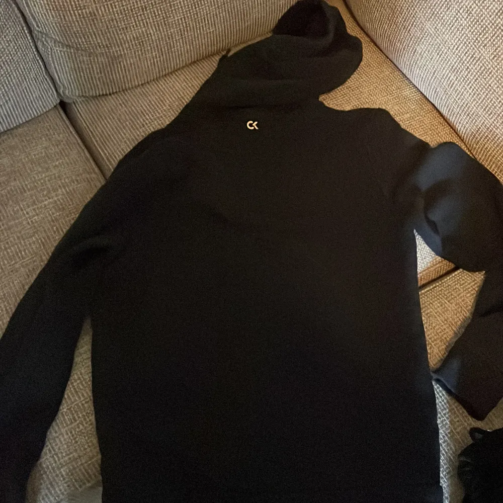 Svart Calvin Klein Hoodie storlek M/S. Hoodies.