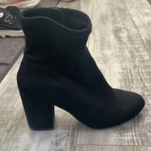 Klackskor  - Sjuuukt snygga klackar som tyvärr ej kommer till användning längre. Perfekta till hösten och går att ha till allt. Både till festtillfällen och till vardagen 😍🤩