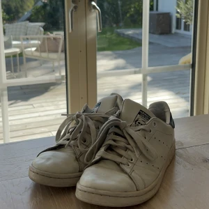 Stan Smith Skor - Säljer mina super fina Stan Smith skor i storlek 39. 💗 Använda väl därav priset, vid snabb affär kan du köpa dem för 200 kr. Köparen står för frakten, jag kan mötas upp. 💕