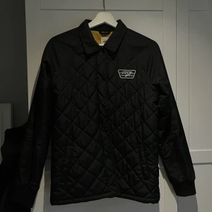 Quiltad jacka vans - Svart quiltad höst/vårjacka från Vans i fint skick! Strl xs men passar bra på mig som vanligtvis har s🤍