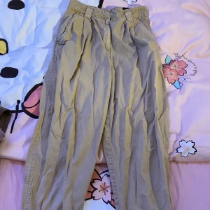 Beige cargo byxor - En jätte fint beige cargo byxor 🫶🏻Har på den bara två gånger, sälja för den er inte min still längre.
