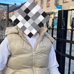 Väst med luva  - Bra skick! Storlek M