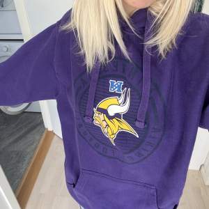 En lila hoodie köpt på beyond retro med trycket Minnesota Vikings