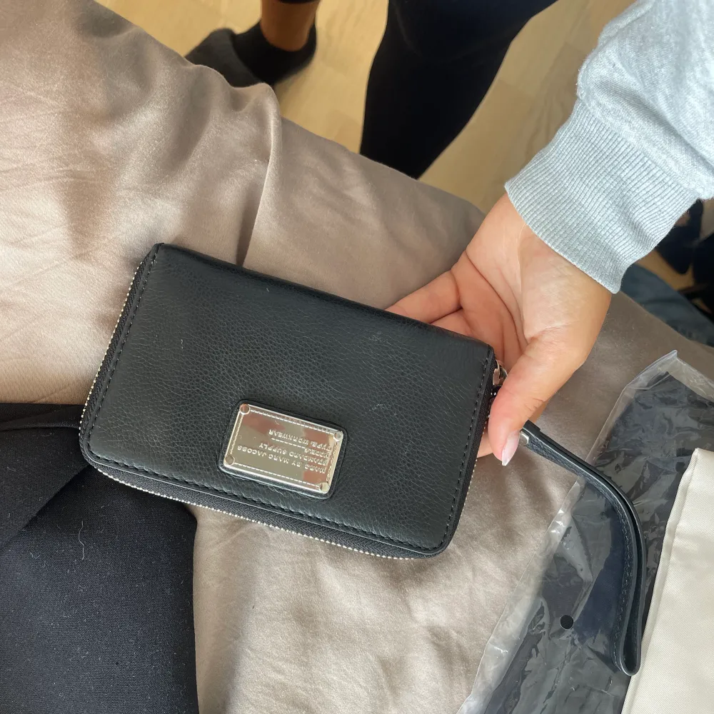 Svart marc jacobs plånbok Lite slitage se bild 1 . Accessoarer.