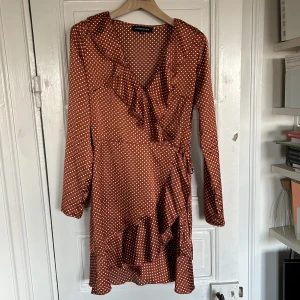 Super söt klänning från märket Persian! - Världens finaste klänning som jag tyvärr småste sälja då jag gör mig av med saker efter flytt!   Sitter tajt och går omlott!❤️  Säljer massa saker inför flytt! Möts även upp om så skulle önskas❤️