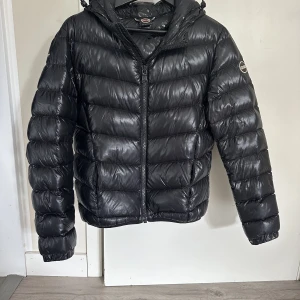 Colmar jacka s - Colmar jacka i storlek 42 som är som en s  Trasig på ena armen men väldigt lite  Man kan sätta ett stygn i den så kommer det knappt att synas  Därav priset prutat och klart 