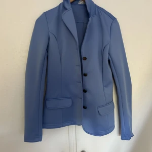 Ridjacka för dressyr/tävlingar - Jag har aldrig ägt en häst så vet inte varför jag äger denna?😀