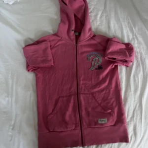 Zip up hoodie - As snygg zip-up hoodie i märket ”peak performance”, vid frågor kontakta mig privat💓