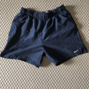 Mörkblåa Nike shorts i storlek S och bra skick 