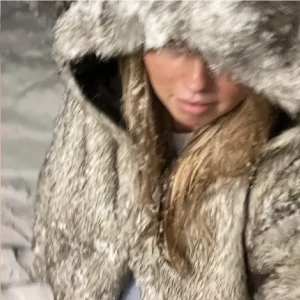 Pälsjacka  - Säljer denna pälsjacka som är perfekt nu till vinter men passar tyvärr inte mig. Köpt här på plick. Lånade bilder. Bara att skicka om man vill ha fler bilder. 