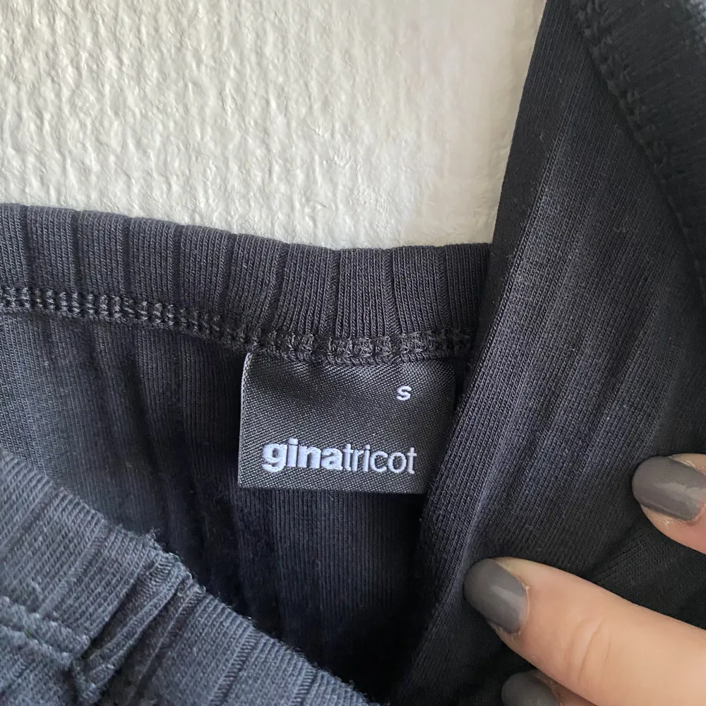 Svart linne från Gina Tricot, nyskick. Aldrig använt. . Toppar.
