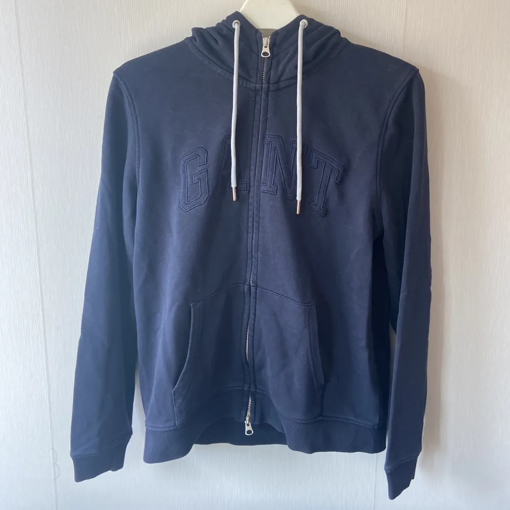 Säljer denna gant zip up då den inte kommer till användning längre den är äkt amen lappen är borta pågrund v skav den är marinblå passar xs och s. Hoodies.