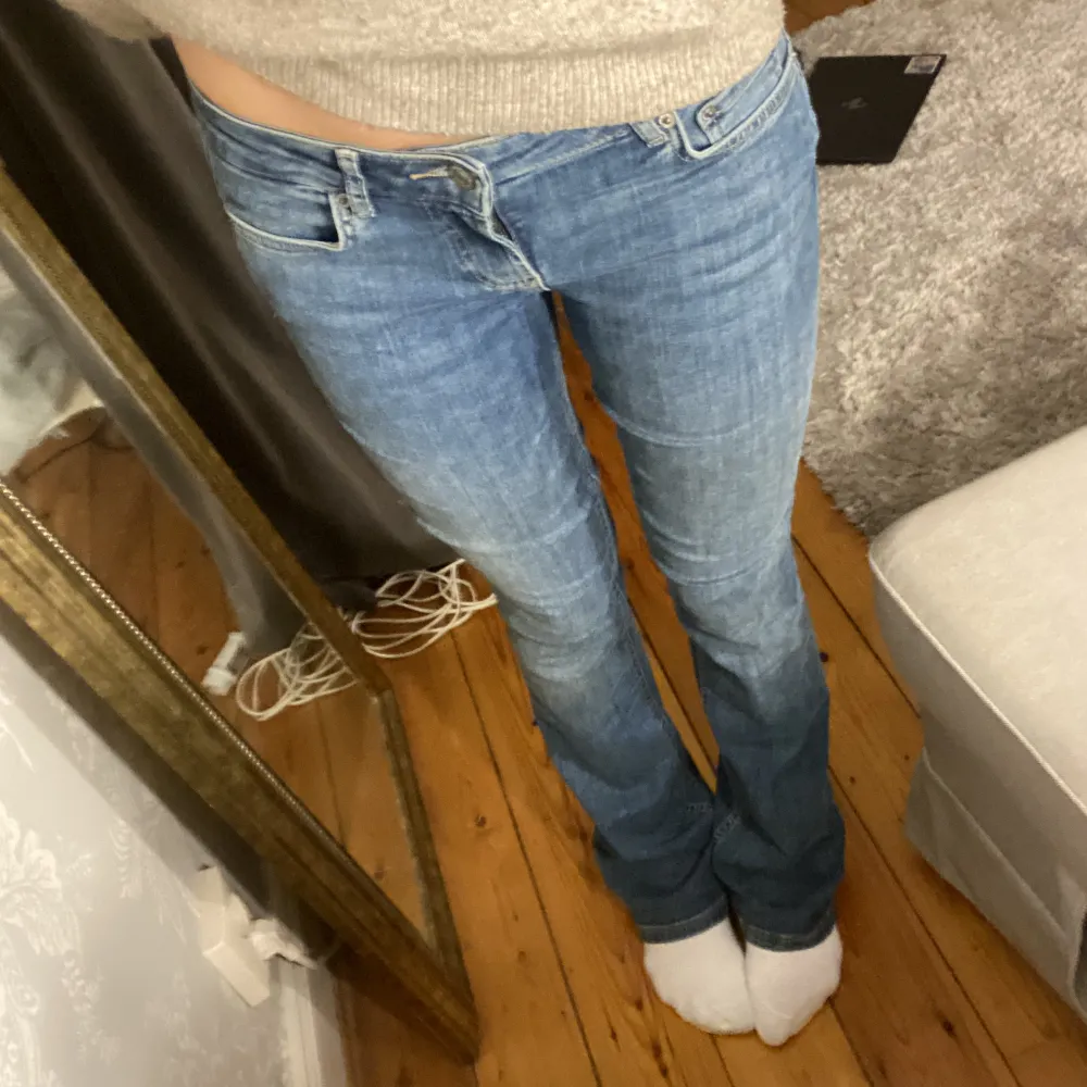 Jeans släpp 4/4 Säljer dessa snygga zara jeans!! Stretchiga och sköna och snygga! Använd några enstaka gånger. Bra skick. Storlek 36 Jag bär oftast 34/36 och är 165 cm lång. MÖTS ENDAST i Stockholm🥰💘. Jeans & Byxor.