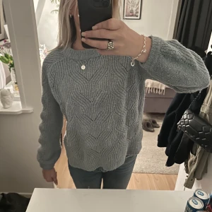 Grön stickad tröja - Säljer då den ej kommer till användning, hör av er vid frågor!