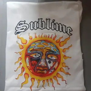 ☀️Sublime T-shirt☀️  Oanvänd. Ny. Märkt storlek M. 100% polyester     Längd: 70 Armhåla armhåla: 54  Oversize M (i alla fall för dam) 