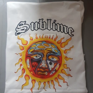 Sublime T-shirt - ☀️Sublime T-shirt☀️  Oanvänd. Ny. Märkt storlek M. 100% polyester     Längd: 70 Armhåla armhåla: 54  Oversize M (i alla fall för dam) 