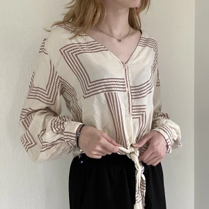 Blus m knytning - Fin blus med knytning och mönster. I storlek 40 och i bra skick.