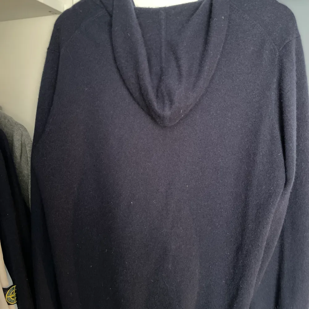 Tja, jag säljer en zip hoodie soft goat tröja som har blivit för liten. Denna är 100% Kashmir och 9/10 skick. Det står på tröjan storlek L, men jag skulle snarare säga att den passar storlek S och M. Nypris 2700kr. Hoodies.