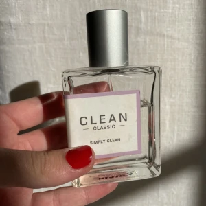 Clean parfym  - Clean parfym - simply Clean. Köpt i maj och har använt ca 1/4 av flaskan som är 60 ml. Jättegod fräsch doft. Nypris 800 kr.  