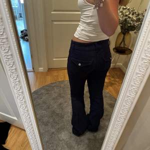 Marinblå jeans från hm, storlek 38, fint skick!